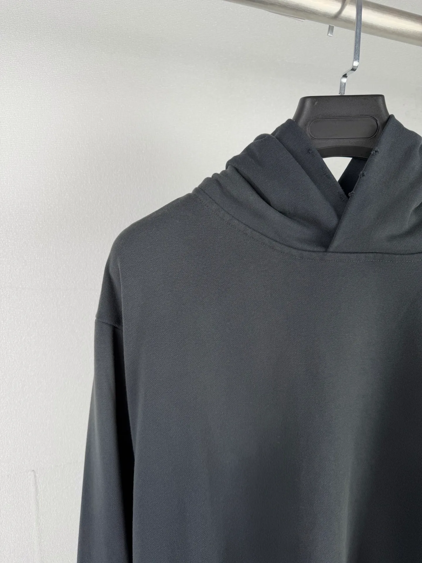 ACNE Studios spray-painted distressed logo-printed hooded sweatshirt. Customized air-oxygen soft cotton blend. Soft and delicate, comfortable and skin-friendly. Night mist charcoal Black tone is advanced and cool. It has a relaxed and noble aura. The loose shoulder silhouette stretches casually. The raw hem outlines the casual lines of Retro. The Acne Studios STOCKHOLM logo on the back is worn. Silent embellishment. The Classic logo is low-key engraved with brand genes. Exquisitely blending street luxury texture and Scandinavian minimalist aesthetics in a relaxed posture, highlighting the high-end aesthetic core of Nordic luxury. Process 1: Using glue printing technology. The chest printing has been modified three times with the film screen. Use glue liquid paint to print the pattern on the fabric. Bake the fabric to fix the printed pattern. Technique 2: Gradient distressed spray-on process. By spraying dyes of different colors on the surface of the fabric, the clothing can show rich color changes under different lights, increasing the visual layering. Process 3: Many parts of the body of the garment are frayed by pure manual regular positioning and manual brushing to add texture and depth to the surface of the clothing to imitate the texture of natural wear. Process 4: The fabrics have been fermented and washed to give a better feel and texture. It is not easy to deform, not easy to shrink, not easy to fade, and maintains long-term beauty. Accessories: Customized 1:1 Acne trademark. Version: Loose version. Size: S M L XL